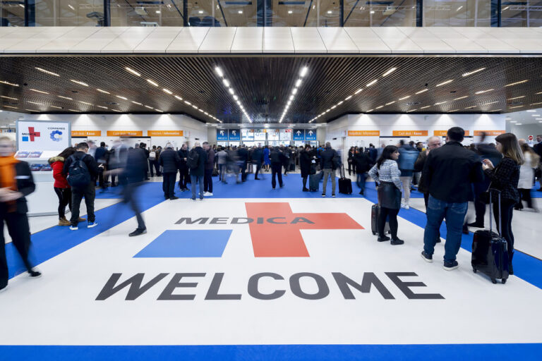 Entrada de la feria MEDICA en Düsseldorf con visitantes accediendo a los pabellones