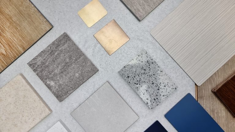 Muestras de materiales para el diseño de stands: maderas, metales, terrazo y textiles