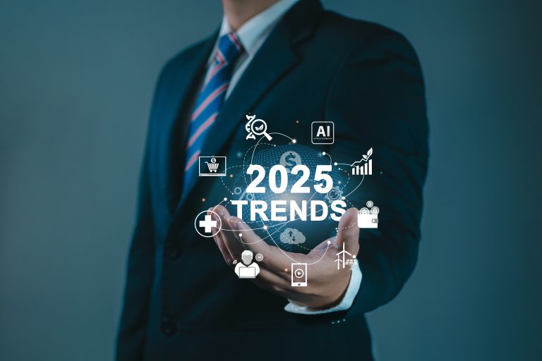 Profesional sosteniendo un globo digital con las tendencias de 2025